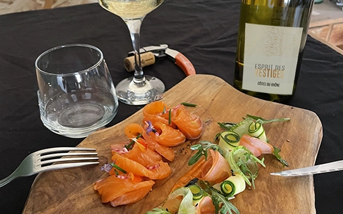 Recette - Gravlax de saumon et sa salade fraîcheur - Esprit des Vestiges CDR blanc